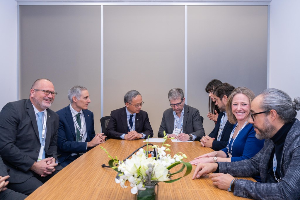 Signature moment during RSNA 2025. (from left to right) Borja Ribed, CEO APR Spain, Professor Qun Chen, President United Imaging Healthcare Europe, Dr. Antonio Luna, CEO and Chief Medical Officer of HT médica